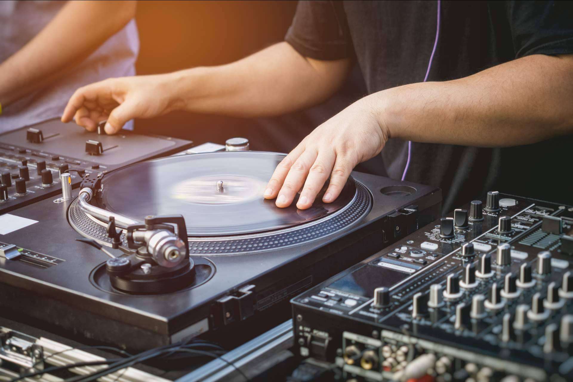 Iñaki Musik: elegir las mejores canciones para una fiesta con la ayuda del DJ del momento