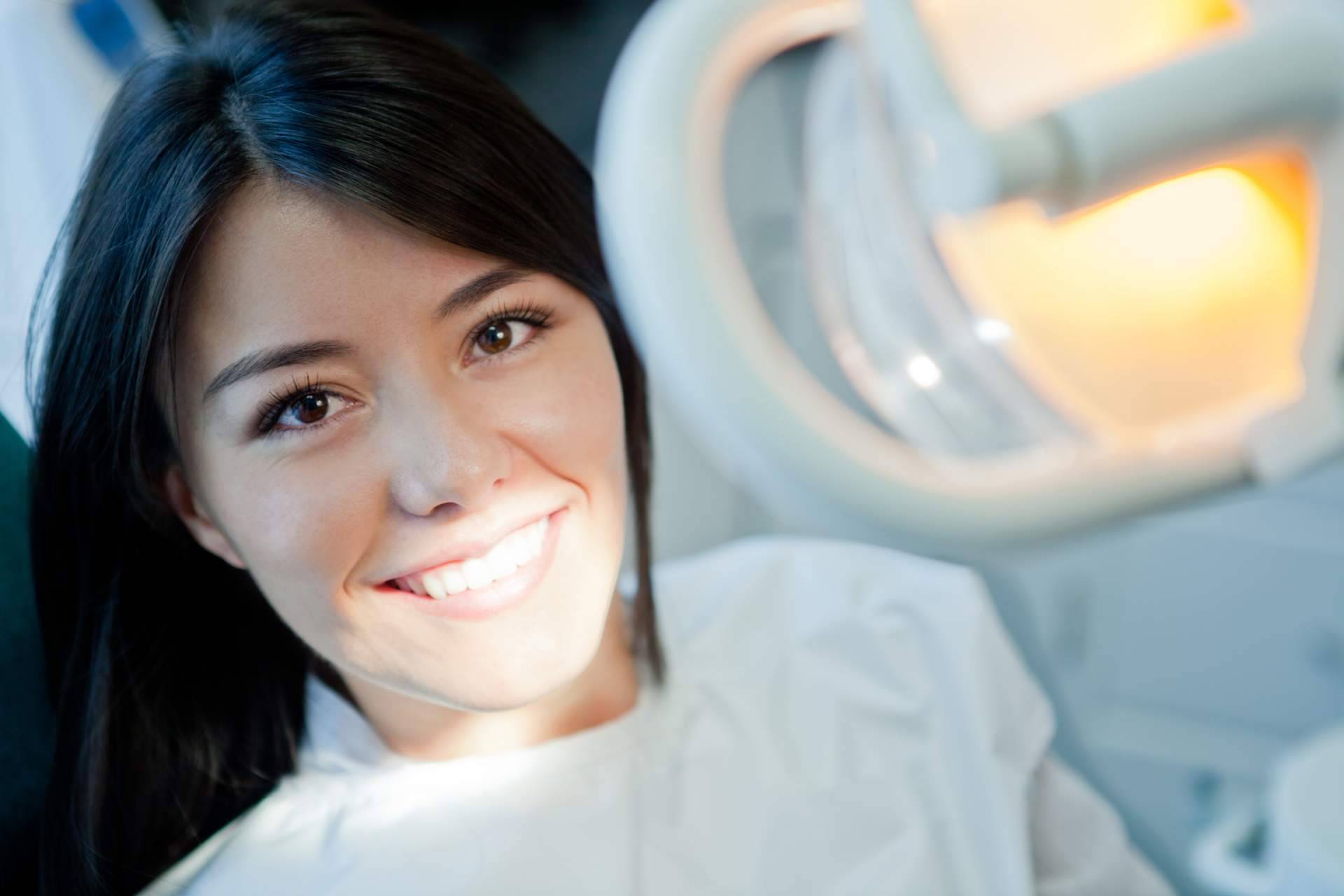 Los riesgos y consecuencias de un blanqueamiento dental casero, por Clínica dental Eduardo López