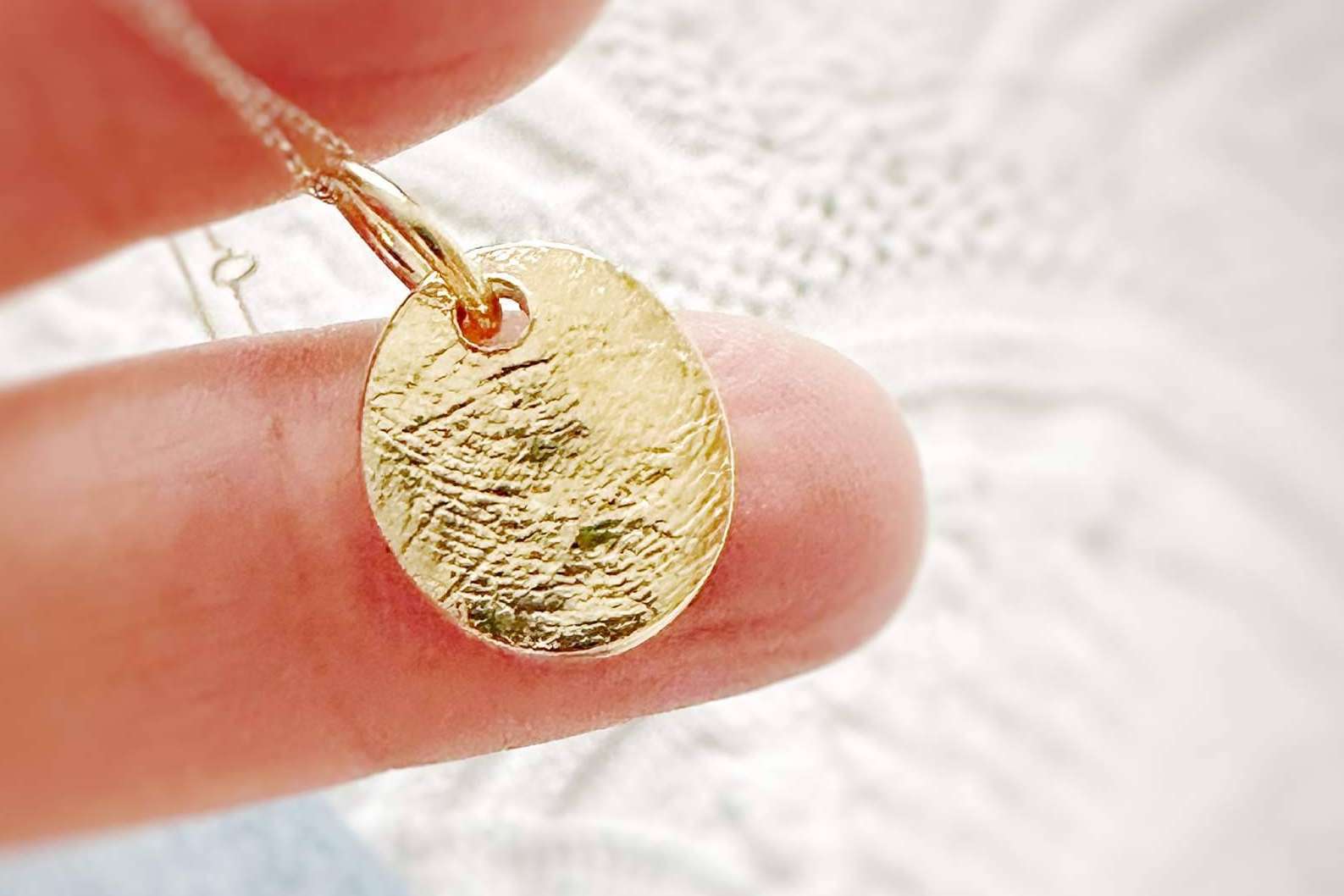 Dejando Huellas, la marca de joyas que permite dar un significado a los colgantes con el grabado de las huellas dactilares