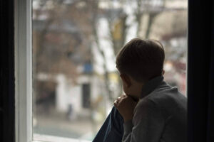 Todas las noches a las 3 de la mañana, miles de jóvenes escriben ‘No puedo más’. La urgencia de la salud mental juvenil